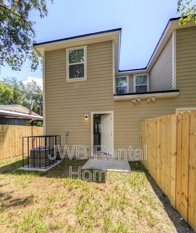 Building Photo - 2532 N Davis St