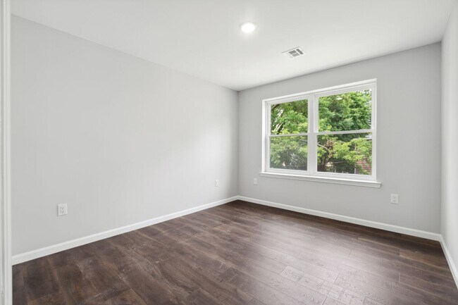 Building Photo - 889 S 17th St