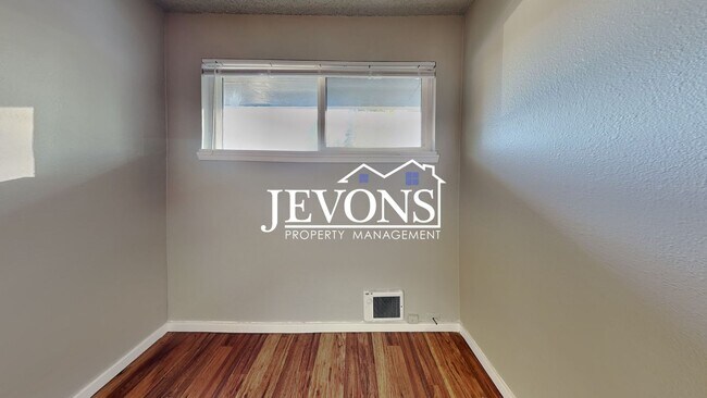 Building Photo - Inviting 2-bedroom 4-plex near Pritchard I...