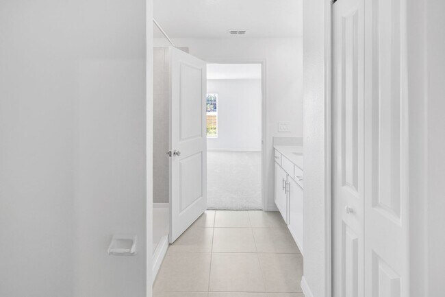 Building Photo - 4 Bedroom 2 Bath Home