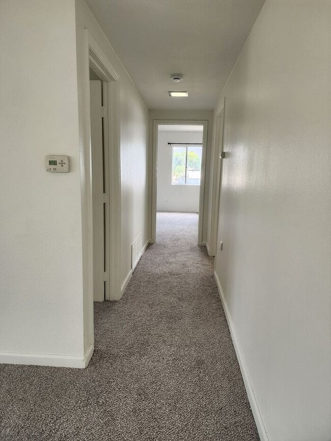 Building Photo - $1000 REBATE! SPACIOUS 3BR / 2BA unit with...