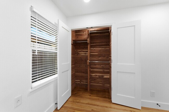 Building Photo - 2014 Woodcrest Dr