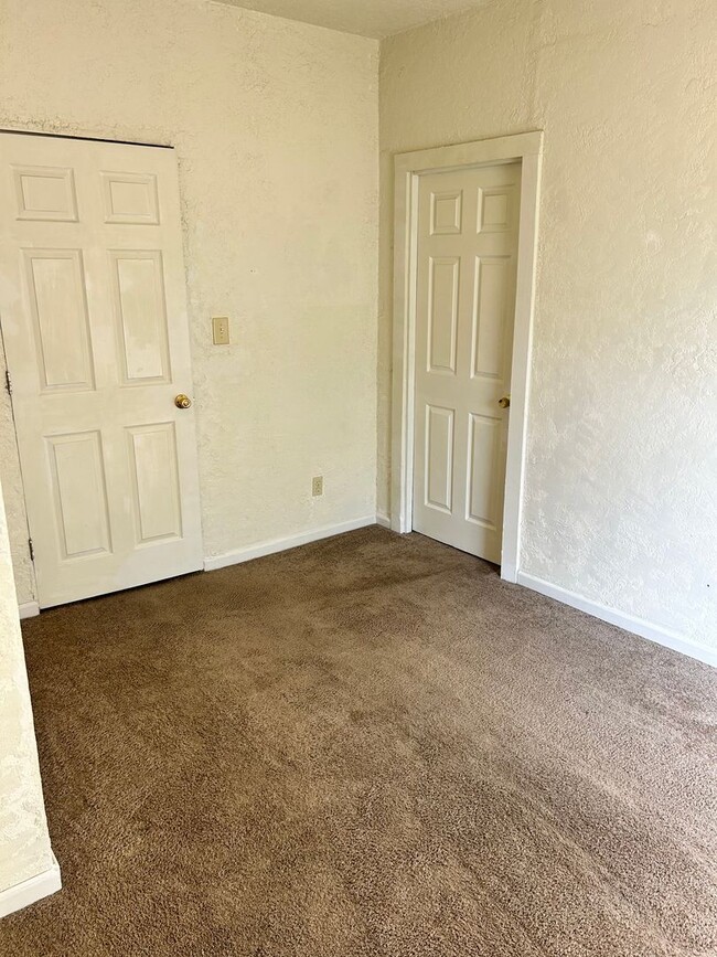 Building Photo - Great 2 Bedroom Apartment