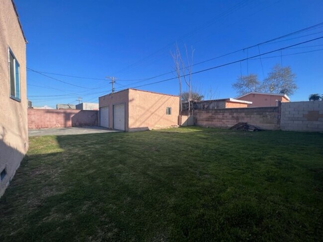 Building Photo - Upgraded Large Home