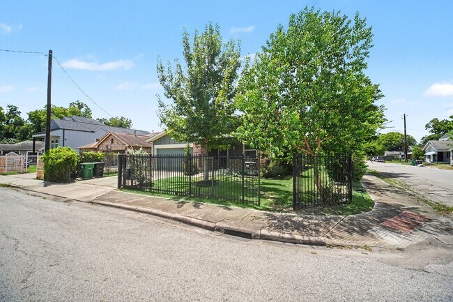 Building Photo - 3413 Omega St