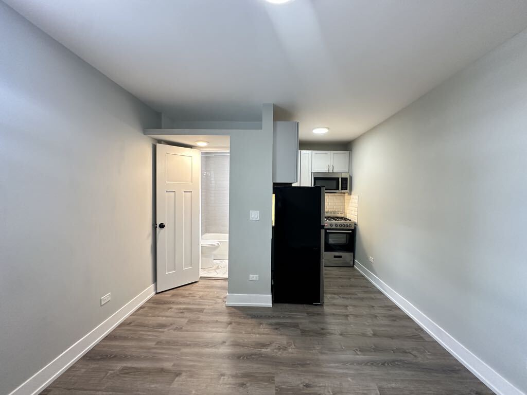 Building Photo - 545 W Belmont Ave