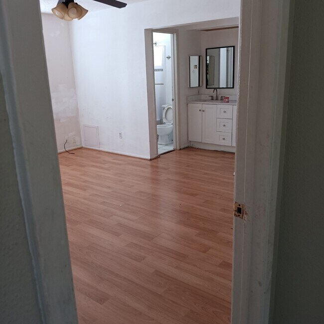 Building Photo - 13807 Towne W Blvd