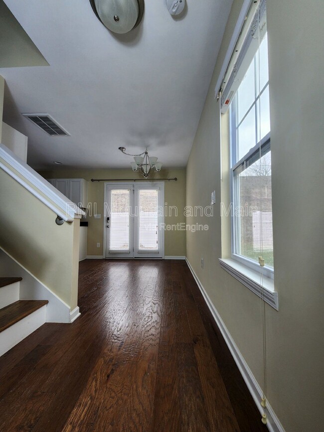 Building Photo - 19 Barnett Shoals Dr