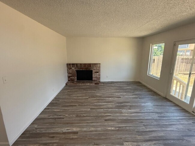 Building Photo - Rare Remodeled 5 Bedroom 2.5 Bath Tri Level in Vacaville