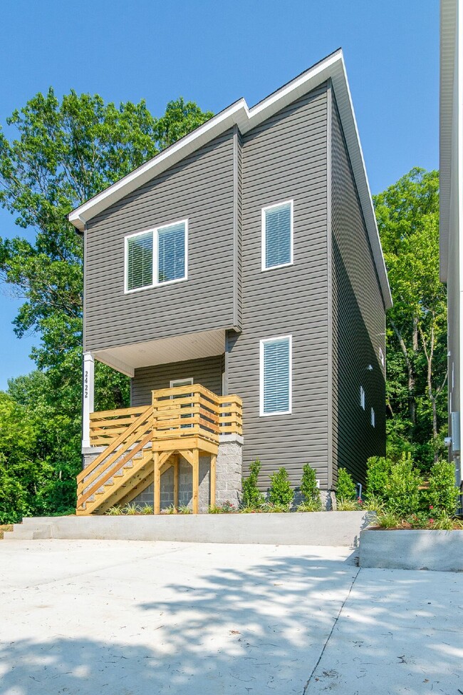Building Photo - Amazing 3 bed 2.5 w/fenced yard. 10 min fr...