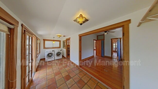 Building Photo - 1110 Curley Ave