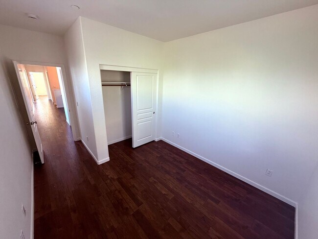 Building Photo - Hayward Condo 3 Bed/2.5 Bath Updated kitch...