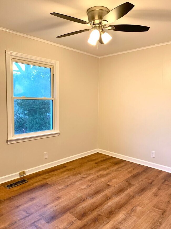 Building Photo - 321 Clearview Dr