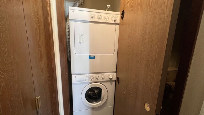 Building Photo - Cozy ground floor 1 bedroom with private washer and dryer!