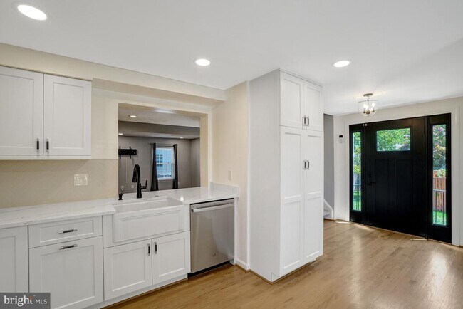 Building Photo - 6063 Hydrangea Dr
