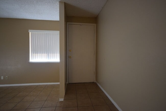 Building Photo - Cozy single story condo close to the commu...