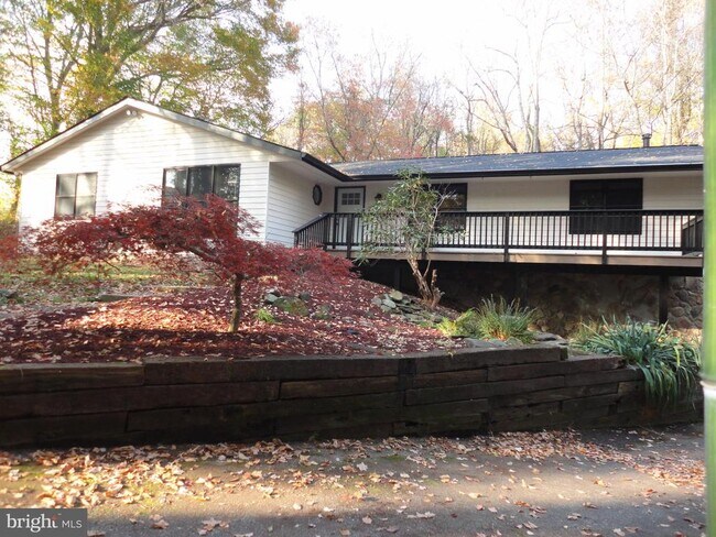 Building Photo - 814 Rustic Ln