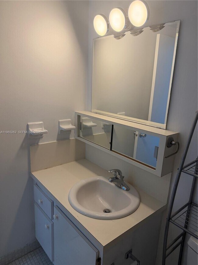 Building Photo - 1000 West Ave