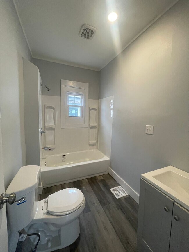 Building Photo - Remodeled 2 Bed/1 Bath home off 23rd!