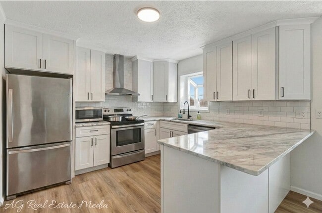 Building Photo - COMING SOON! RENOVATED 3 OR 4 BDRM