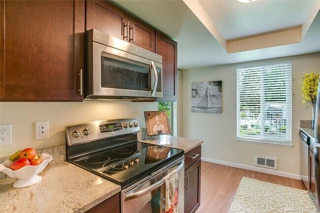 Building Photo - 4647 W Lake Sammamish Pkwy SE