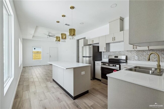 Building Photo - 13 Vision St