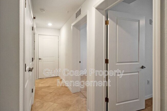 Building Photo - 5703 N Honore Ave