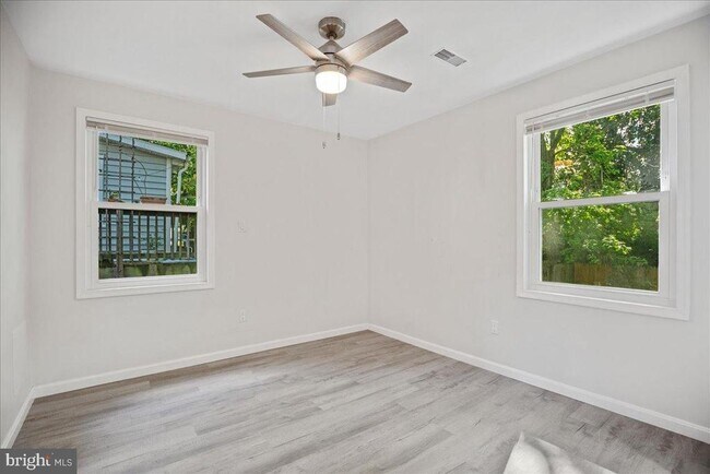 Building Photo - 906 Elfin Ave