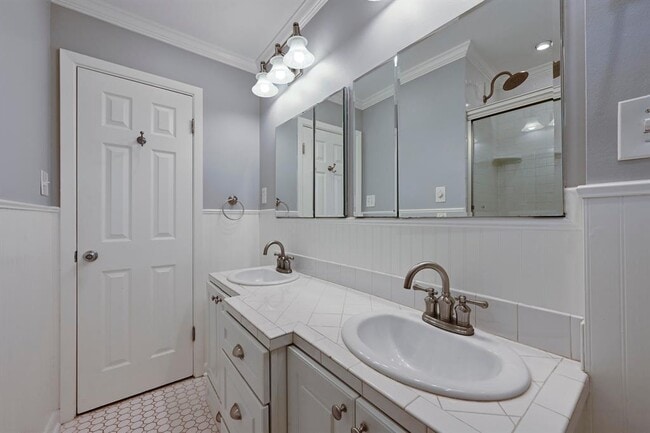 Building Photo - 3103 S Oak Dr