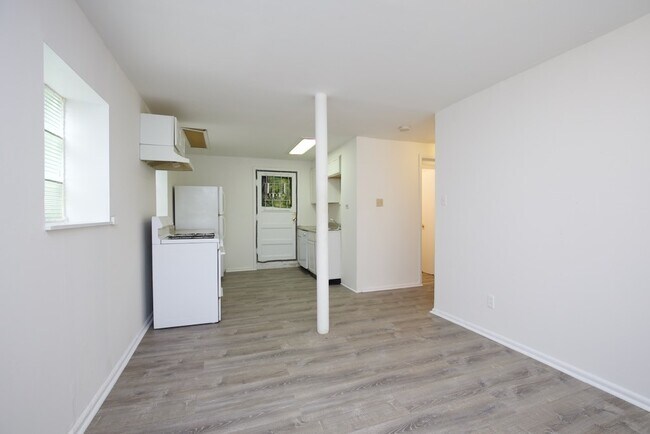 Building Photo - 3954 N Janssen Ave