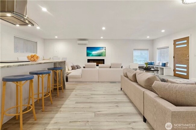 Building Photo - Lower Kennydale 3 bed/2 bath Rambler!