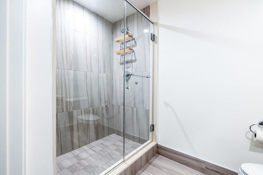 Building Photo - 129 S Kings Rd