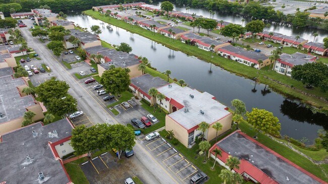 Building Photo - 129 Lake Carol Dr