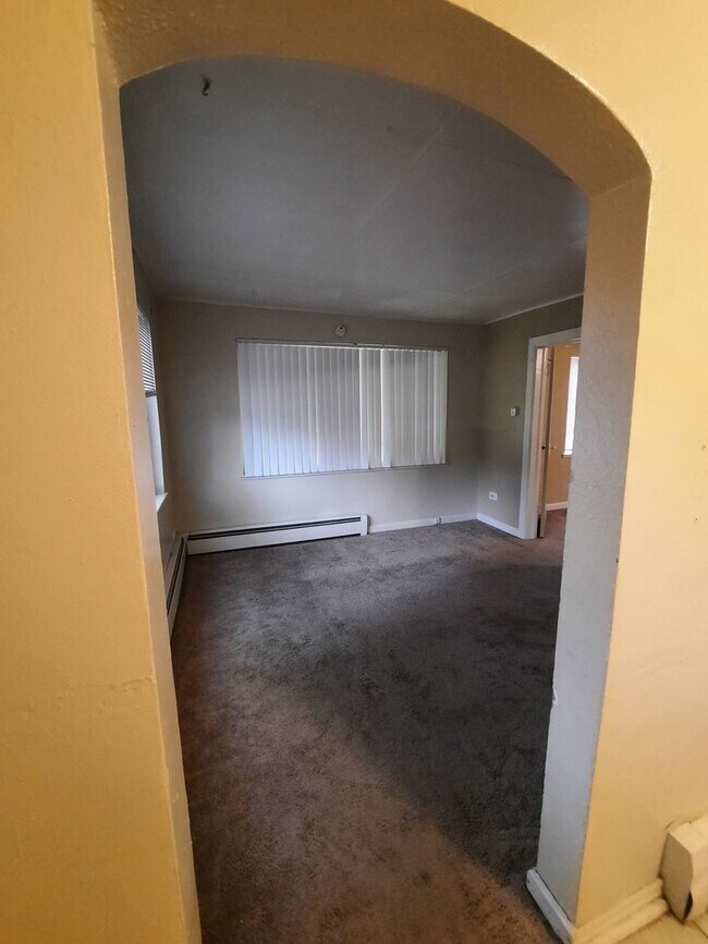 Building Photo - Ground-Level 1 Bed with Front Patio – Walk...