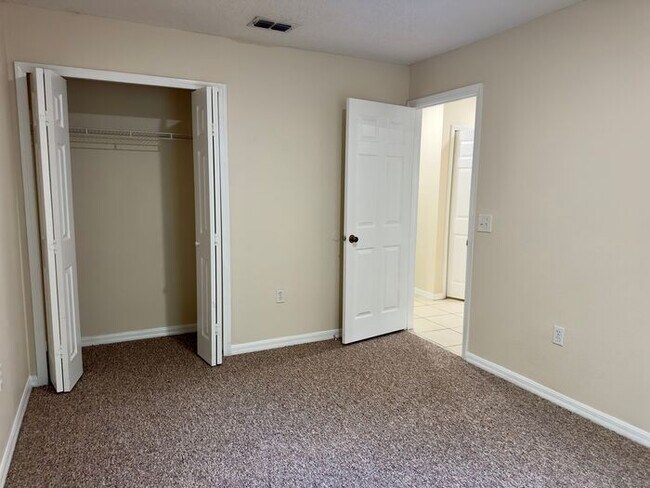 Building Photo - Large 4/2 Single Story Home