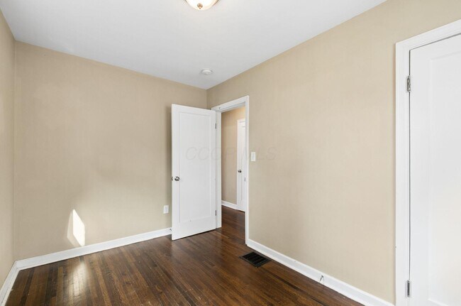 Building Photo - 557 E Royal Forest Blvd
