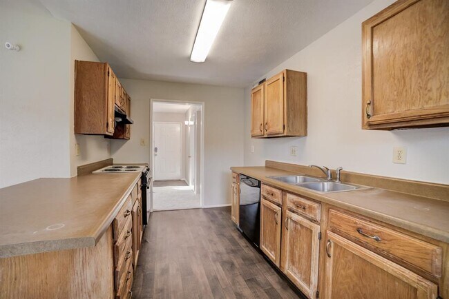 Building Photo - 2822 Canary Ln