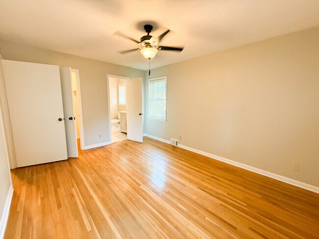 Building Photo - 5305 Oak Meadow Ave