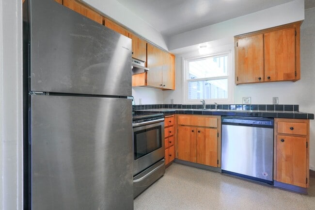 Building Photo - Timeless 1 Bedroom Mid-Century Townhouse!