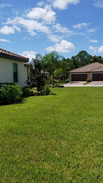 Large sunny side yard - 12604 Garibaldi Ln