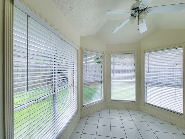 Building Photo - Welcome to this beautiful 2 story, 4 bedroom 2.5 bath home. Spacious living area with high ceilin...