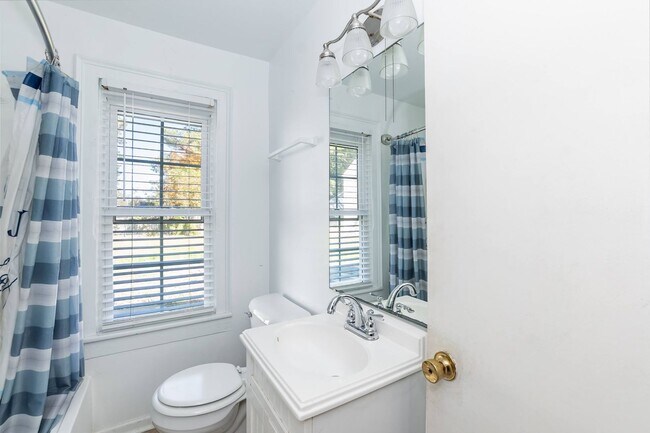 Building Photo - Four Bedroom Home!