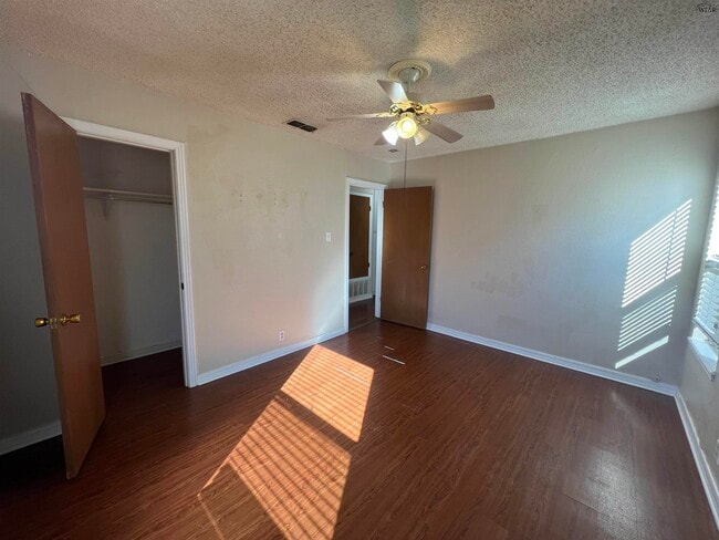 Building Photo - 412 W Texas Ave