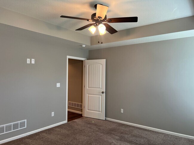 Building Photo - 400 Redwood Dr