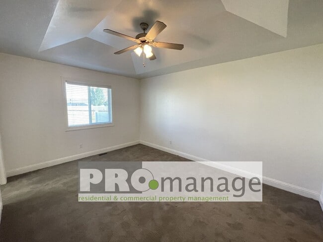 Building Photo - 3 Bed, 2 Bath Town Home w/ 2 Car Garage - Idaho Falls