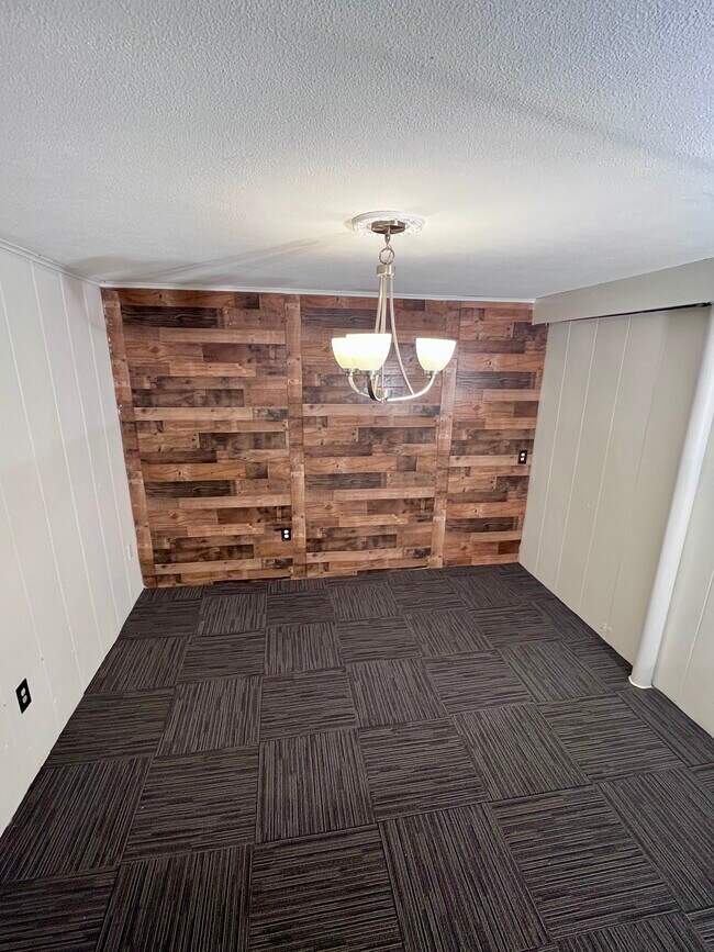 Building Photo - Cozy 2BD 1BR