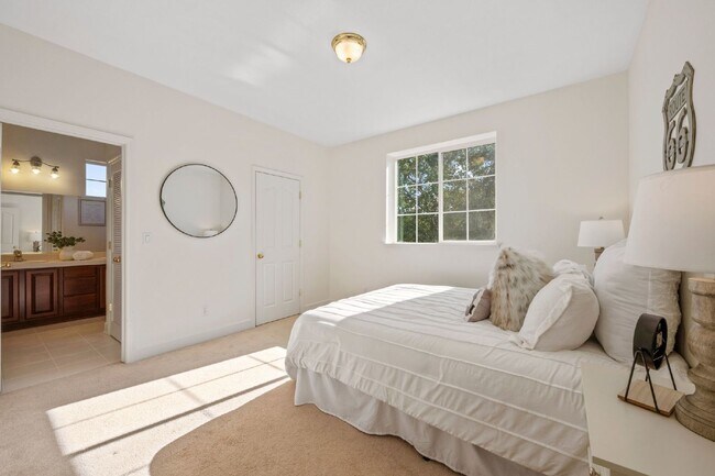 Building Photo - Beautiful home in Serrano. Must See!