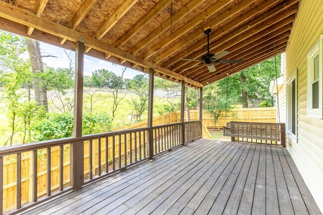 Building Photo - Charming Cul-de-Sac Home with Porch Swing & Wooded Views – 15 Mins from Nashville!