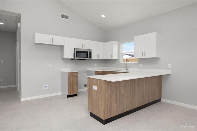 Building Photo - 2705 Woodpecker Rd