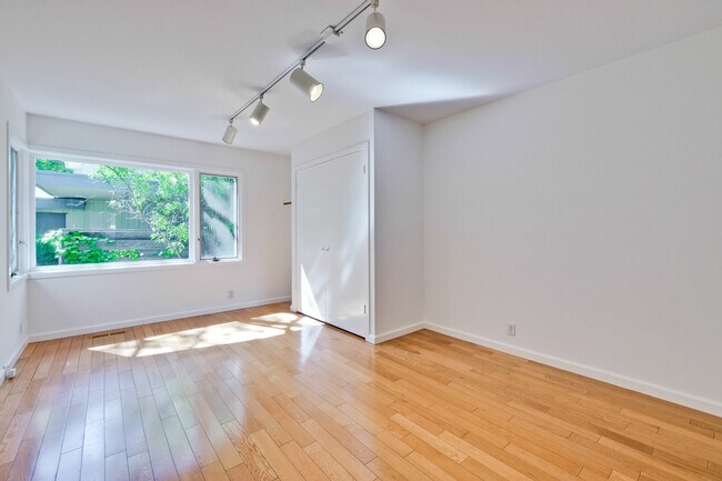 Building Photo - 2878 Bryant St